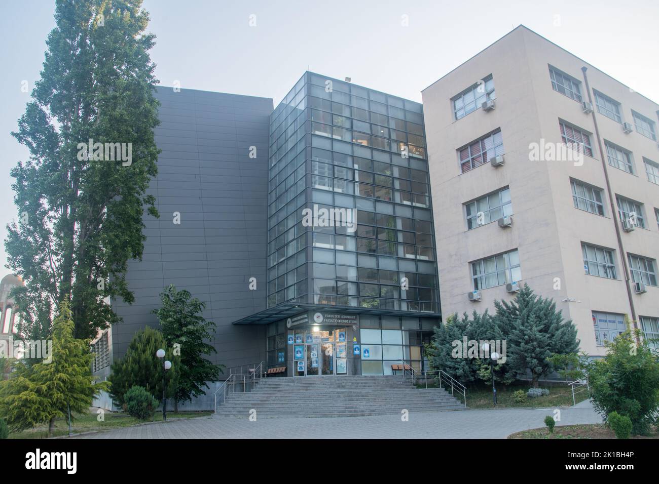 Pristina, Kosovo - 5. Juni 2022: Pädagogische Fakultät der Universität Prishtina in Hasan Prishtina. Stockfoto