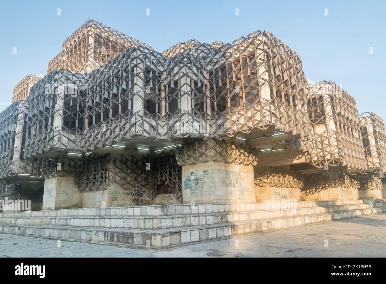 Pristina, Kosovo - 5. Juni 2022: Die Nationalbibliothek des Kosovo. Stockfoto