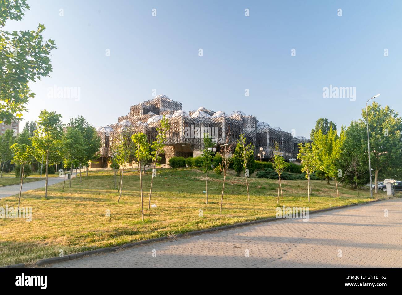 Pristina, Kosovo - 5. Juni 2022: Die Nationalbibliothek des Kosovo. Stockfoto