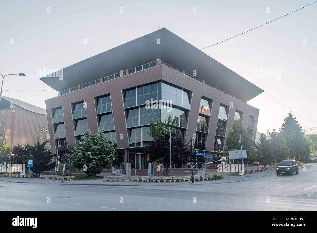 Pristina, Kosovo - 5. Juni 2022: Ministerium für Bildung, Wissenschaft und Technologie in der Agim Ramadani Straße. Stockfoto
