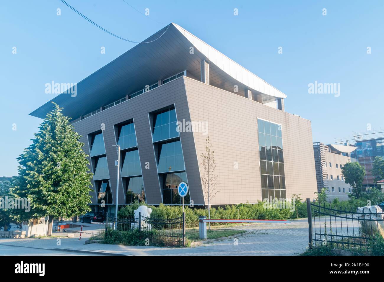 Pristina, Kosovo - 5. Juni 2022: Gebäude des Ministerium für Bildung, Wissenschaft und Technologie in der Agim Ramadani Straße. Stockfoto