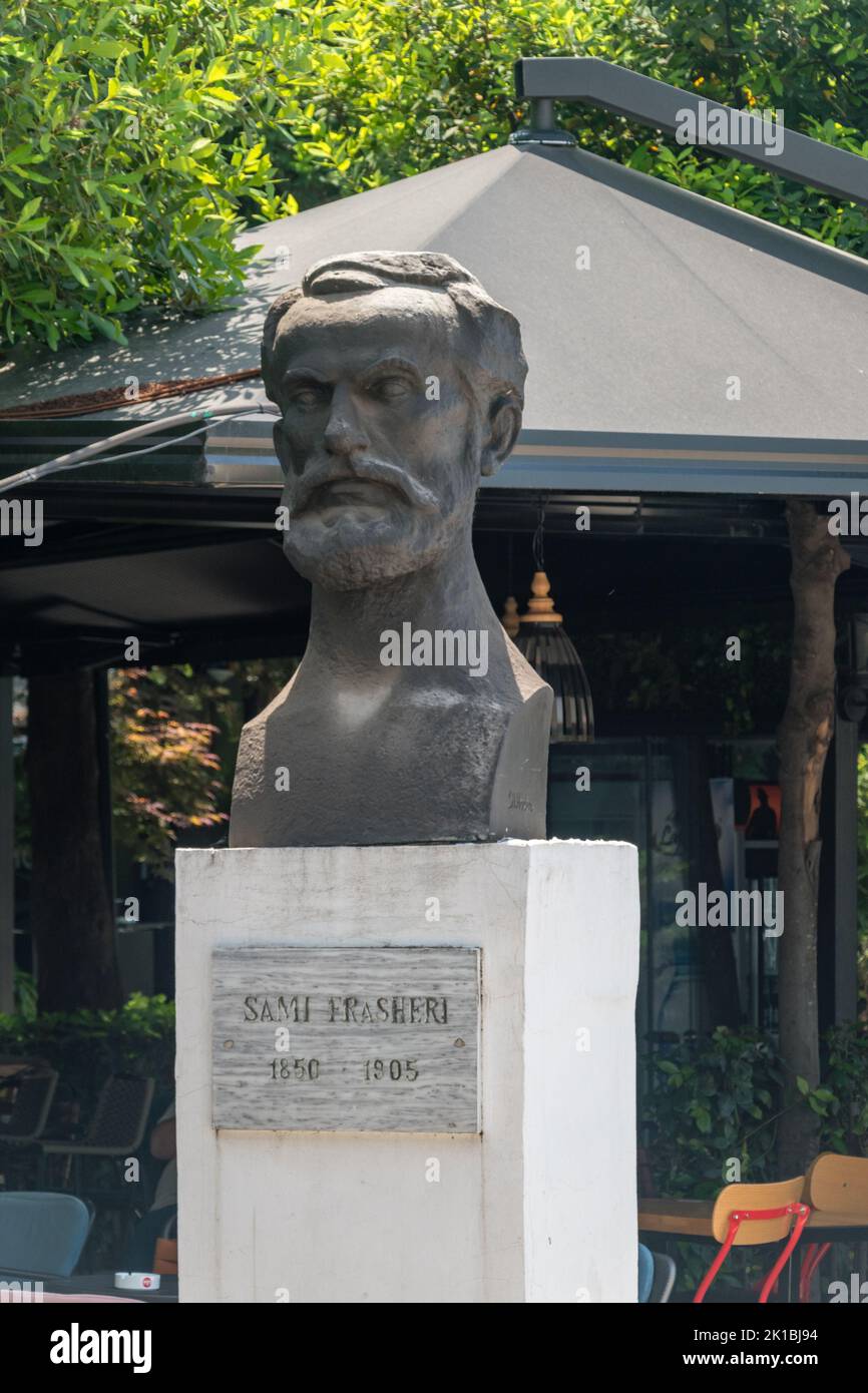 Tirana, Albanien - 4. Juni 2022: Büste des osmanischen albanischen Schriftstellers, Philosophen, Dramatikers, Sami Frasscheri. Stockfoto