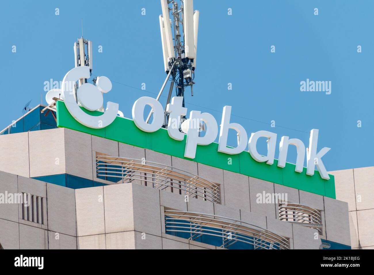 Tirana, Albanien - 4. Juni 2022: Logo der ungarischen Bankfiliale OTP Bank. Stockfoto