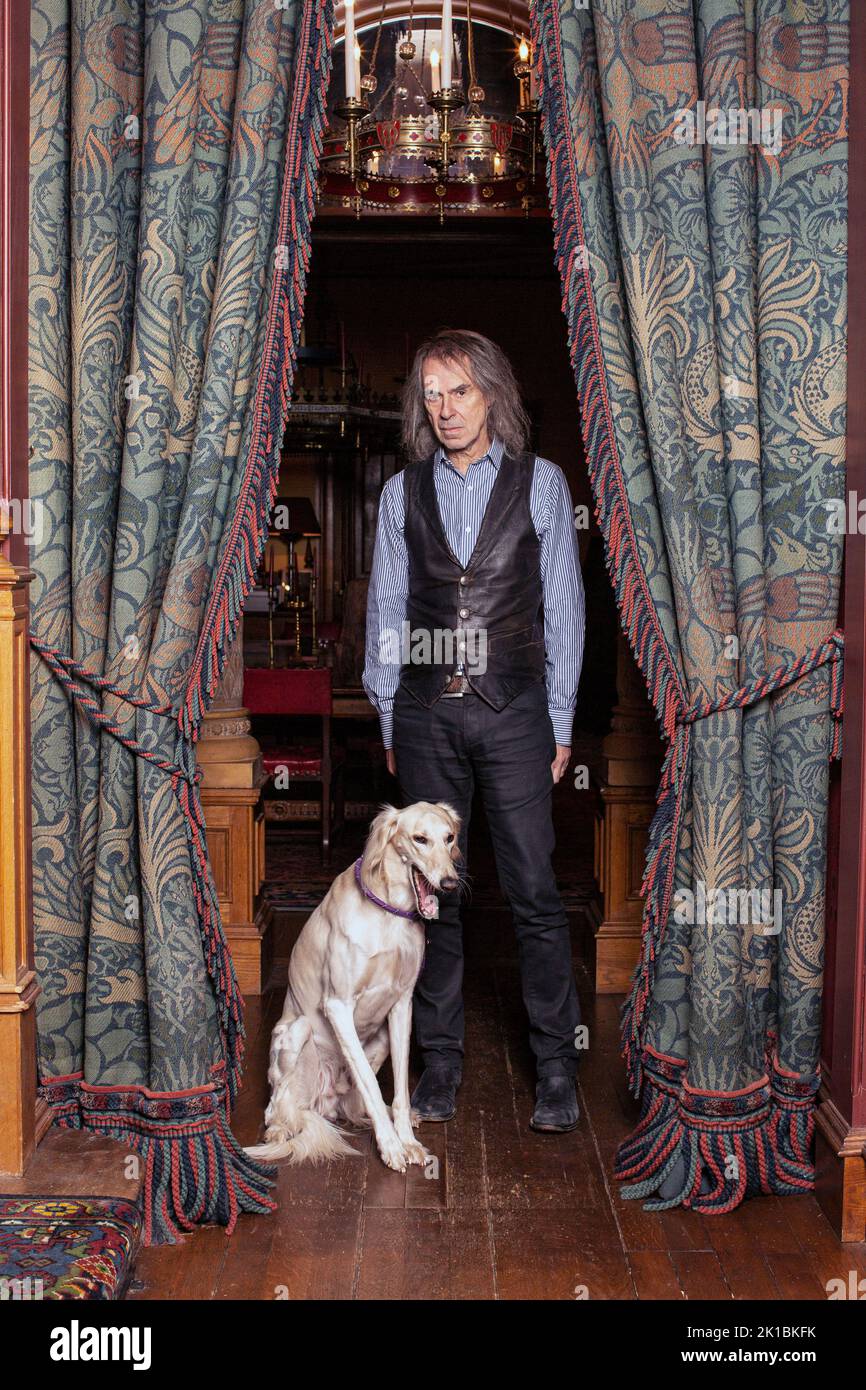 Gunton Arms Pub-Besitzer und Kunsthändler Ivor Braka mit seinem Hund sammy the saluki Stockfoto