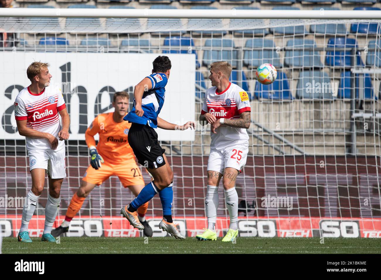 Bielefeld, Deutschland. 17. September 2022. Fußball: 2. Bundesliga, Arminia Bielefeld - Holstein Kiel, Matchday 9, Schüco Arena. Bielefelds Janni Serra (Mitte) punktet mit 2:0. Quelle: Swen Pförtner/dpa - WICHTIGER HINWEIS: Gemäß den Anforderungen der DFL Deutsche Fußball Liga und des DFB Deutscher Fußball-Bund ist es untersagt, im Stadion und/oder vom Spiel aufgenommene Fotos in Form von Sequenzbildern und/oder videoähnlichen Fotoserien zu verwenden oder zu verwenden./dpa/Alamy Live News Stockfoto