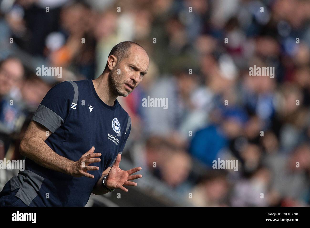 Bielefeld, Deutschland. 17. September 2022. Fußball: 2. Bundesliga, Arminia Bielefeld - Holstein Kiel, Matchday 9, Schüco Arena. Bielefelds Trainer Daniel Scherning zeigt sich an der Seitenlinie. Quelle: Swen Pförtner/dpa - WICHTIGER HINWEIS: Gemäß den Anforderungen der DFL Deutsche Fußball Liga und des DFB Deutscher Fußball-Bund ist es untersagt, im Stadion und/oder vom Spiel aufgenommene Fotos in Form von Sequenzbildern und/oder videoähnlichen Fotoserien zu verwenden oder zu verwenden./dpa/Alamy Live News Stockfoto