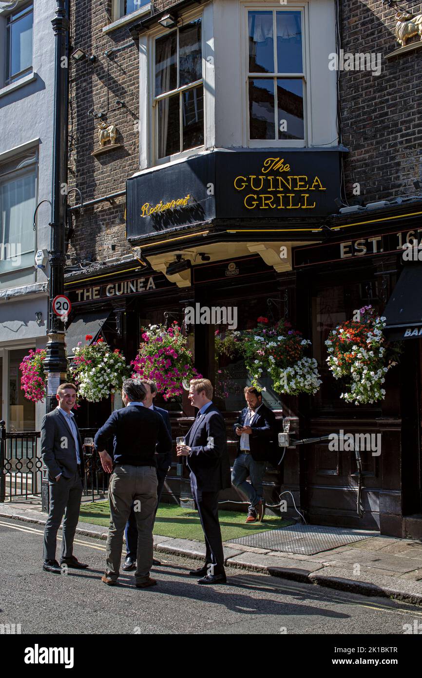 Büroarbeiter, die sich als Kneipe und Getränk herausstellen, The Guinea Grill in Mayfair, London, Vereinigtes Königreich. Stockfoto