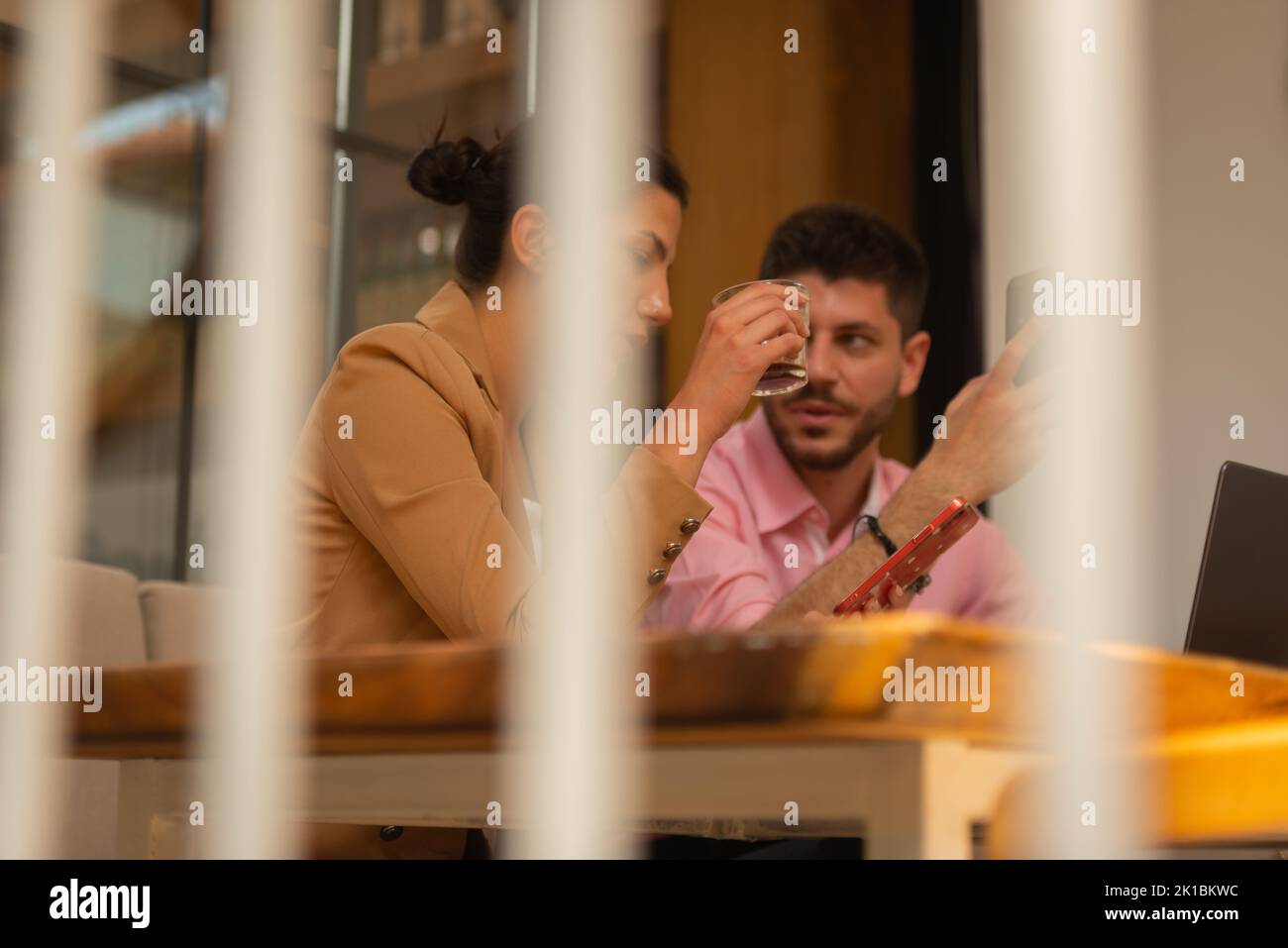 Schöne Geschäftsleute unterhalten sich nach der Arbeit auf der Terrasse der Cafeteria Stockfoto