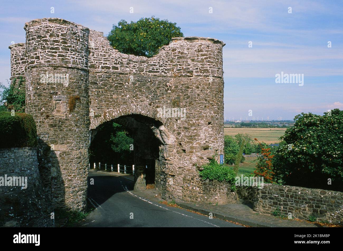 Das Strand Gate aus dem 13.. Jahrhundert in der Stadt Winchelsea, East Sussex, Großbritannien, mit Romney Marsh im Hintergrund Stockfoto