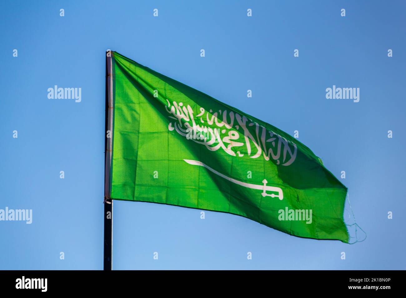 Die Nationalflagge Saudi-Arabiens winkt in einem blauen Himmel Stockfoto