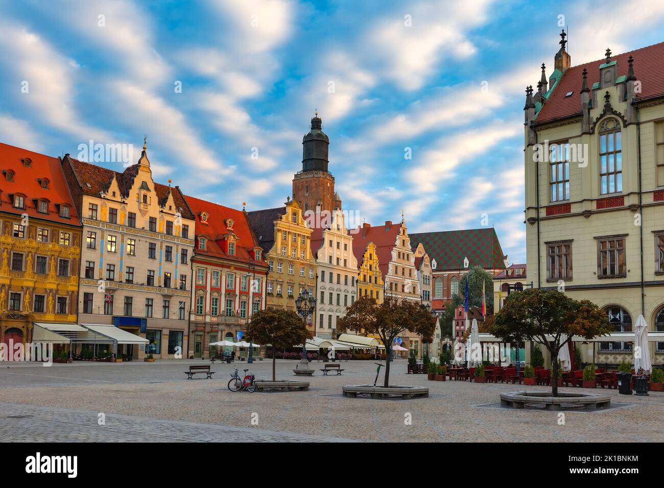 Bunte traditionelle historische Häuser auf dem Marktplatz am sonnigen Morgen, Altstadt von Breslau, Polen Stockfoto
