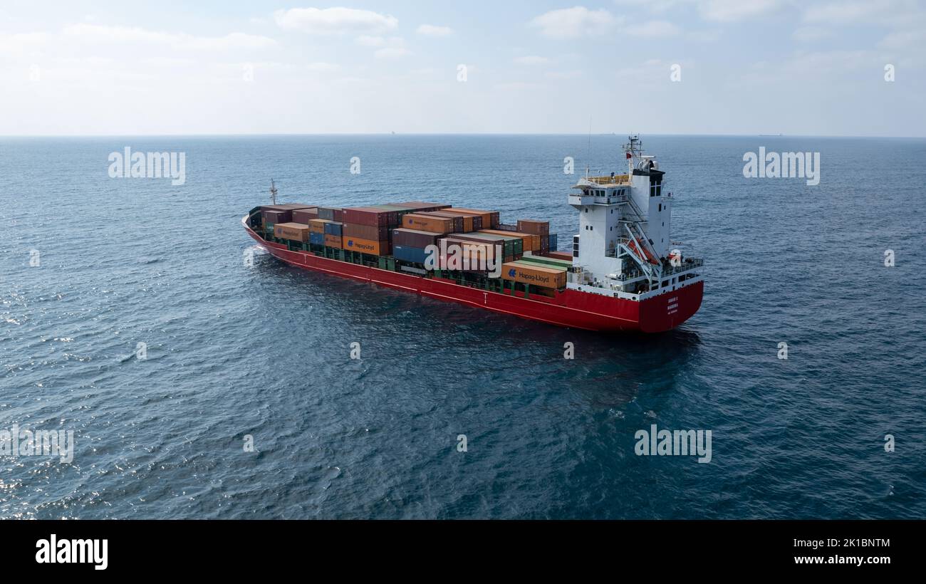 Mittelmeer - 3. August 2022: Internationale Container Frachtschiff, Übersee Frachttransport. Stockfoto