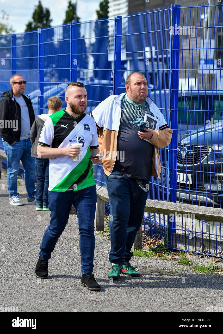 Plymouth Argyle-Fans treffen während des Spiels der Sky Bet League 1 in Portsmouth gegen Plymouth Argyle im Fratton Park, Portsmouth, Großbritannien, 17.. September 2022 ein (Foto von Stanley Kasala/News Images) Stockfoto