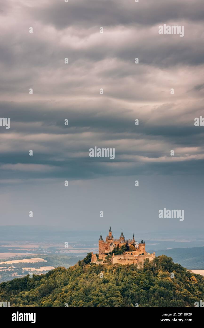 Blick auf die Burg Hohenzollern der Stammsitz des Kaiserhauses Hohenzollern. Das dritte von drei auf dem Hügel gebauten Schlössern ist die Loca Stockfoto