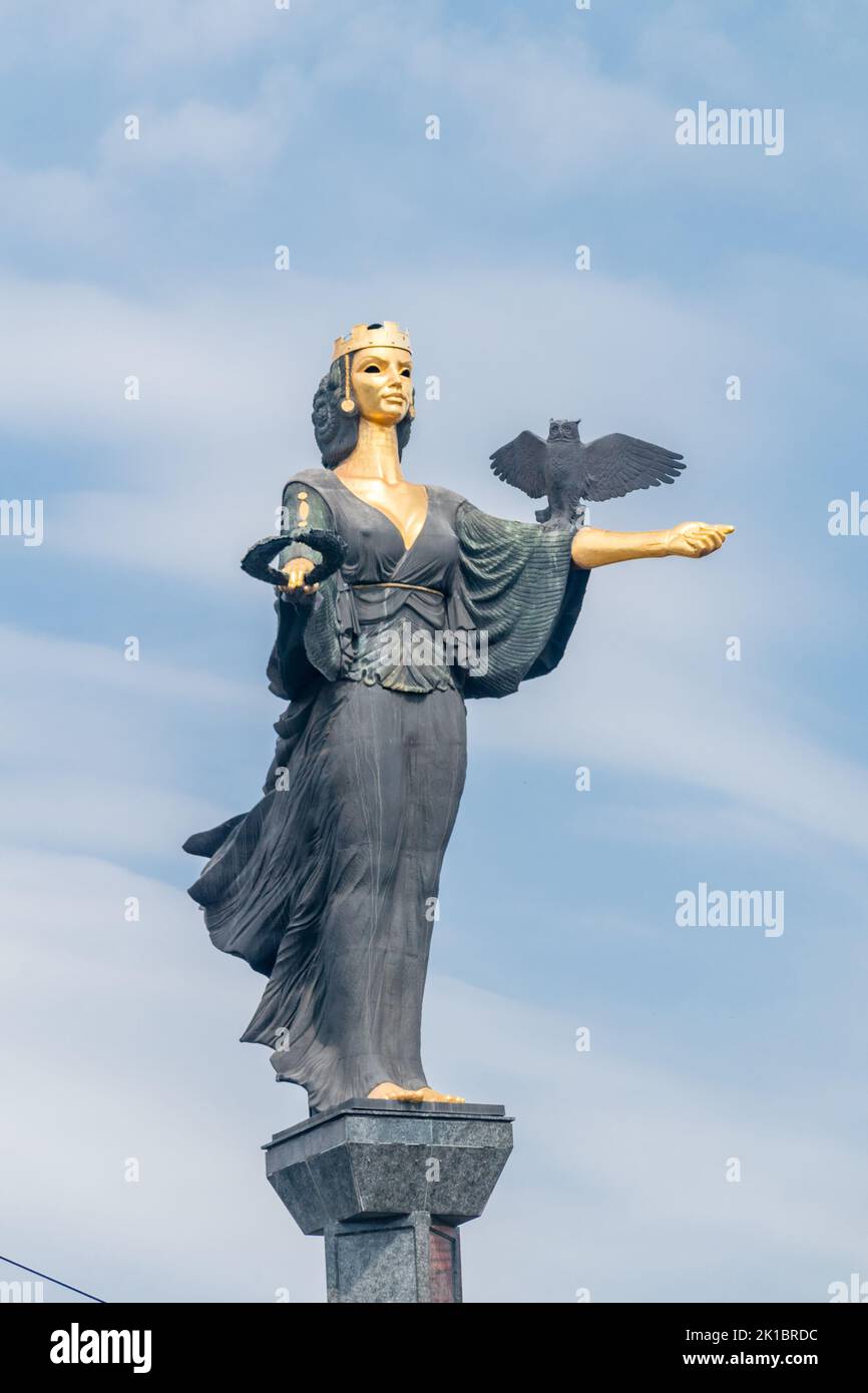 Sofia, Bulgarien - 6. Juni 2022: Die Statue von Sveta Sofia. Die Statue, die 2000 errichtet wurde, steht an einer Stelle, die einst von einer Lenin-Statue besetzt war. Stockfoto