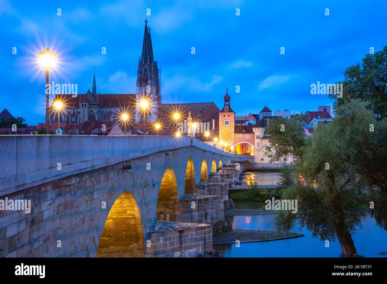 Nachtsteinbrücke, Dom und Altstadt von Regensburg, Ostbayern, Deutschland Stockfoto