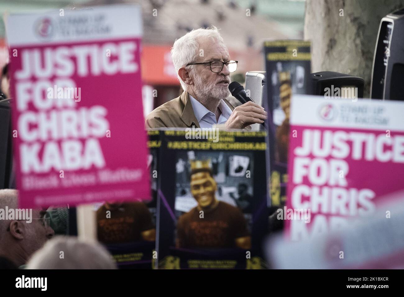 London, Großbritannien. 17.. September 2022. Jeremy Corbyn spricht vor der Justiz für den Protest von Chris Kaba. Hunderte von Demonstranten versammeln sich in der Nähe von New Scotland Yard, um mehr Antworten von der Polizei über die Erschießung von Chris Kaba zu fordern. Kaba, die unbewaffnet war, wurde am 5. September nach einer Verfolgung, die im Süden Londons endete, angeschossen. Der Schusswaffenoffizier der Metropolitan Police, der den 24-Jährigen erschoss, bleibt derzeit aus dem Dienst ausgesetzt. Kredit: Guy Corbishley/Alamy Live Nachrichten Stockfoto