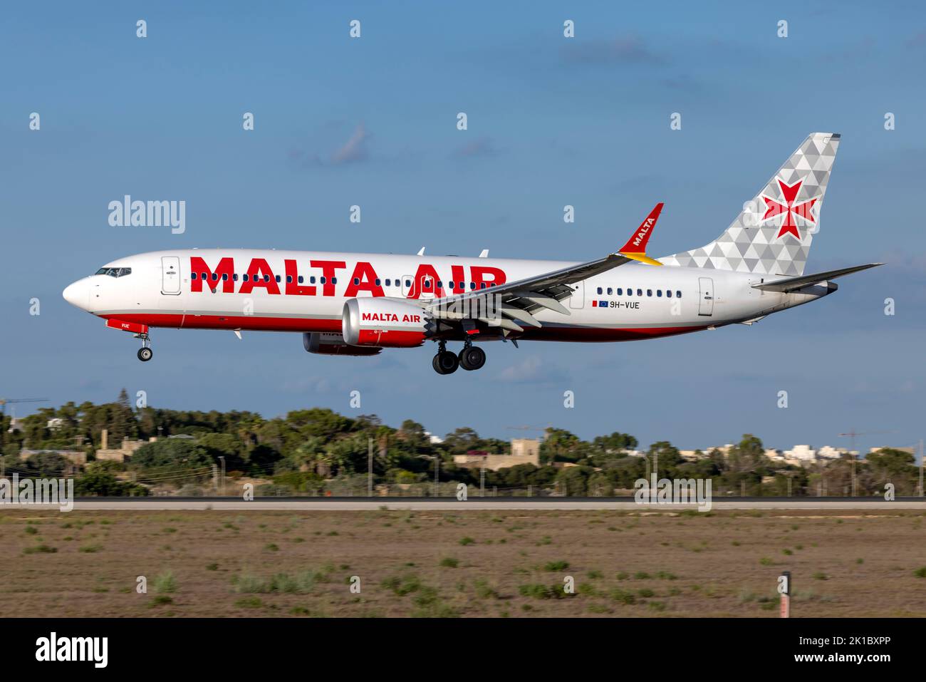 Malta Air Boeing 737-8 MAX 200 (REG: 9H-VUE) auf der Finalbahn 31. Stockfoto