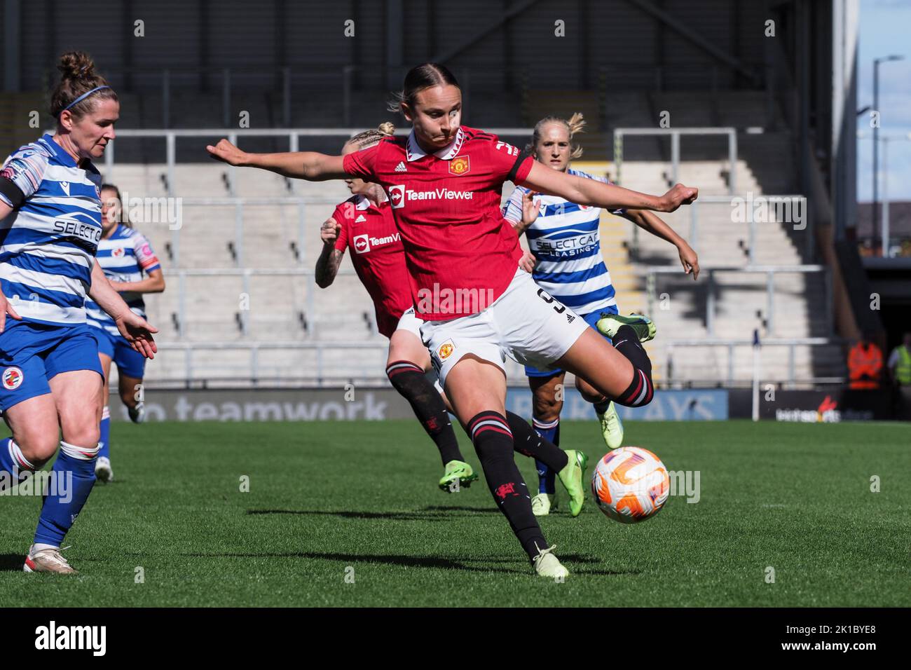 Leigh, Großbritannien. 17. September 2022. Leigh, England, 17. 2022. September: Martha Thomas (9 Manchester United) trifft den Ball während des Barclays FA Womens Super League-Spiels zwischen Manchester United und Reading im Leigh Sports Village in Leigh, England (Natalie Mincher/SPP) Credit: SPP Sport Press Photo. /Alamy Live News Stockfoto