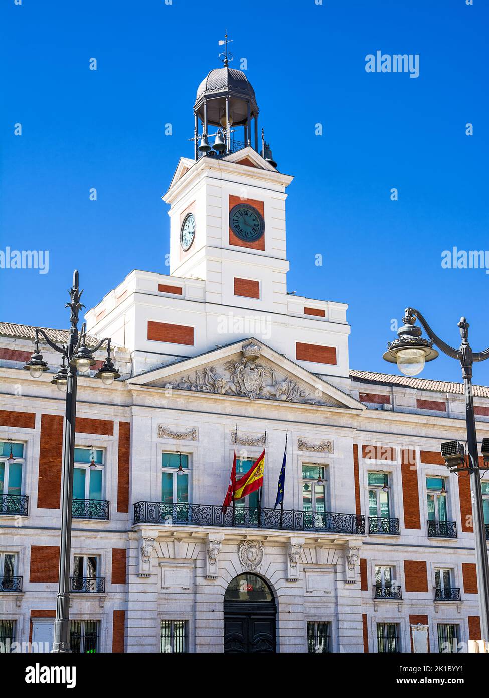 Fassade des Post Office Royale-Gebäudes am Sol-Platz in Madrid Stockfoto