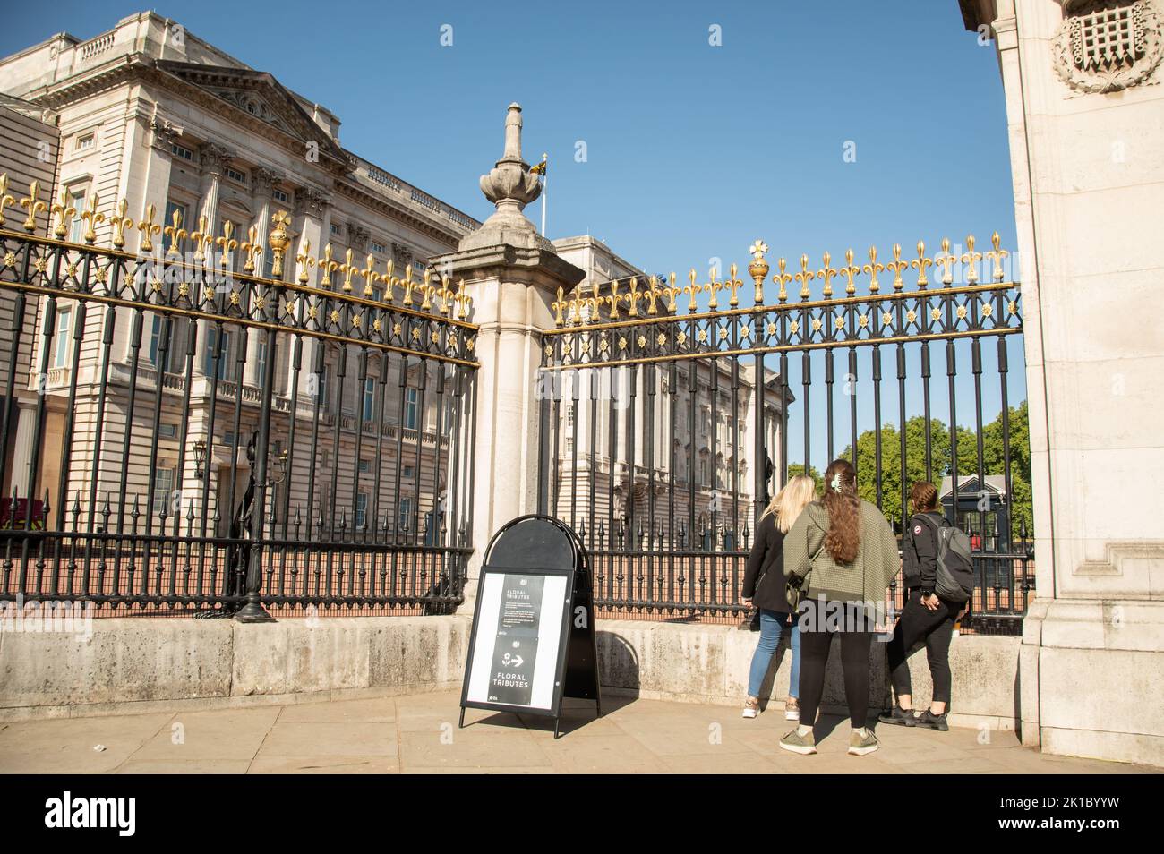 London, Großbritannien, 17.. September 2022. Jugendliche, die der Queen im Buckingham Palace ihren Respekt zollen. Cristina Massei/Alamy Live News Stockfoto