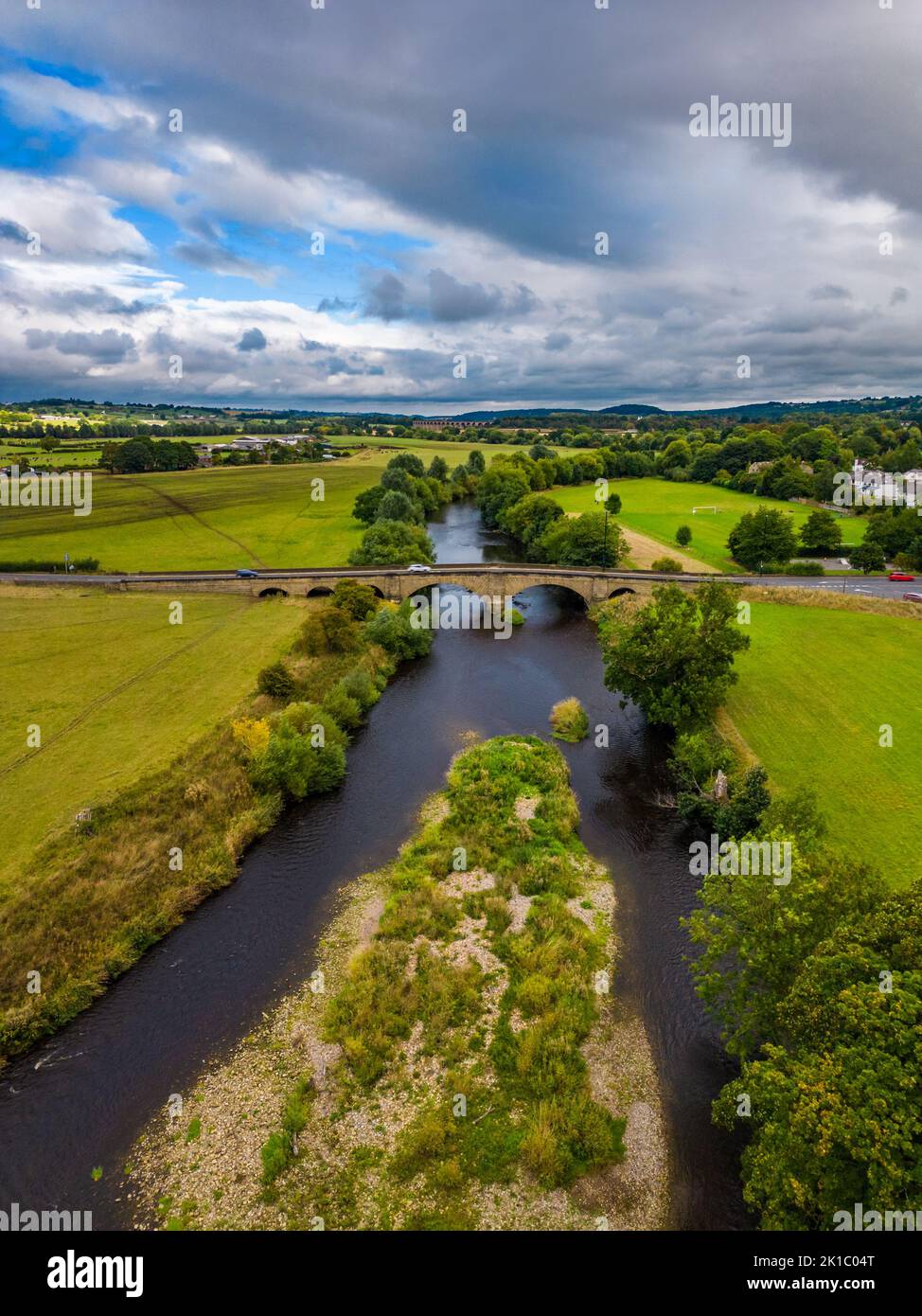 Luftaufnahme flussabwärts des Flusses Wharfe und der Pool Bridge, Yorkshire. Landwirtschaftliche Flächen auf beiden Seiten der Kreisgrenze in North / West Yorkshire. Stockfoto