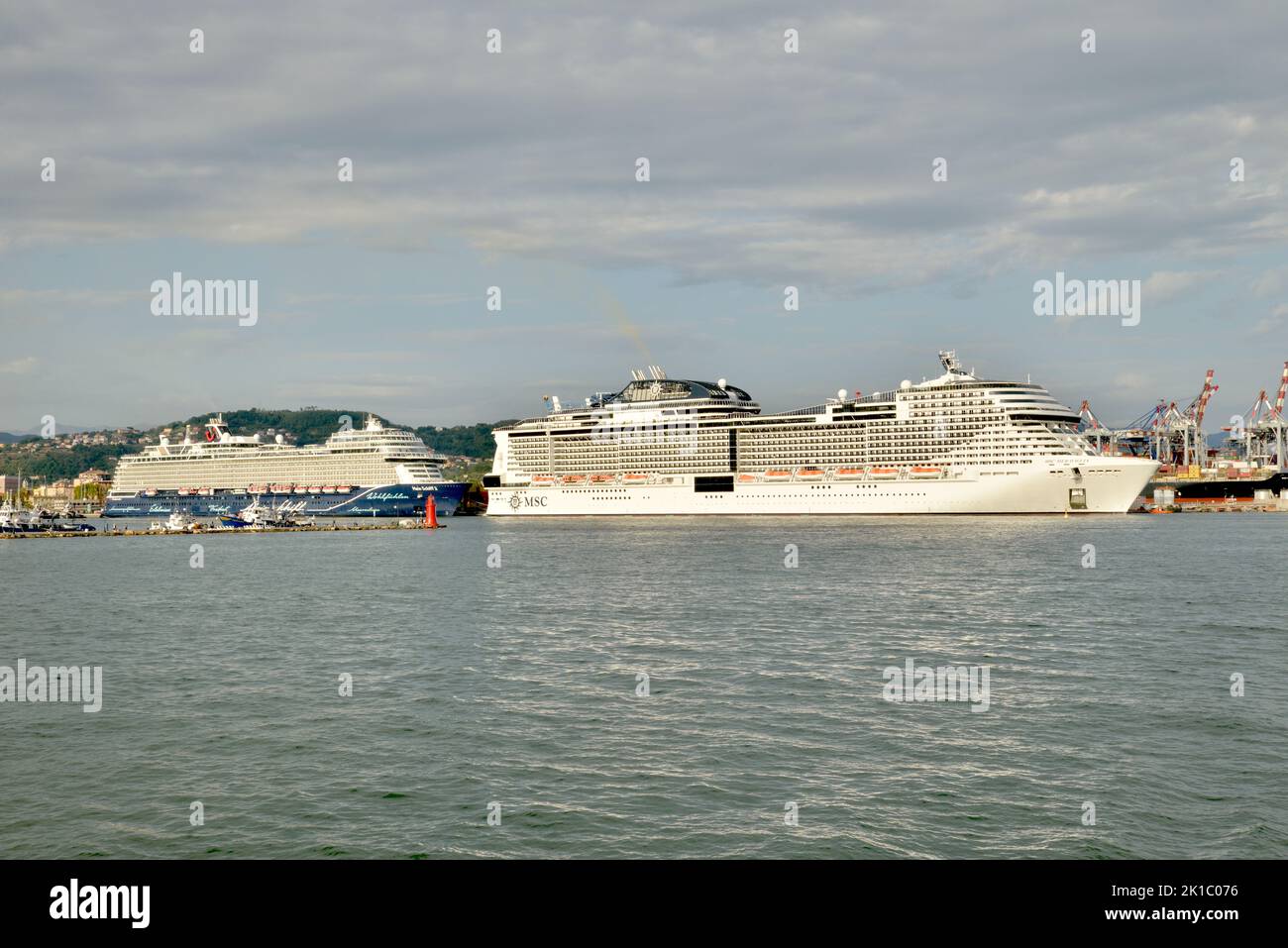 Die MSC Meraviglia und Mein Schiff2 aufgereiht und doked im Hafen von La Spezia - Italien Stockfoto