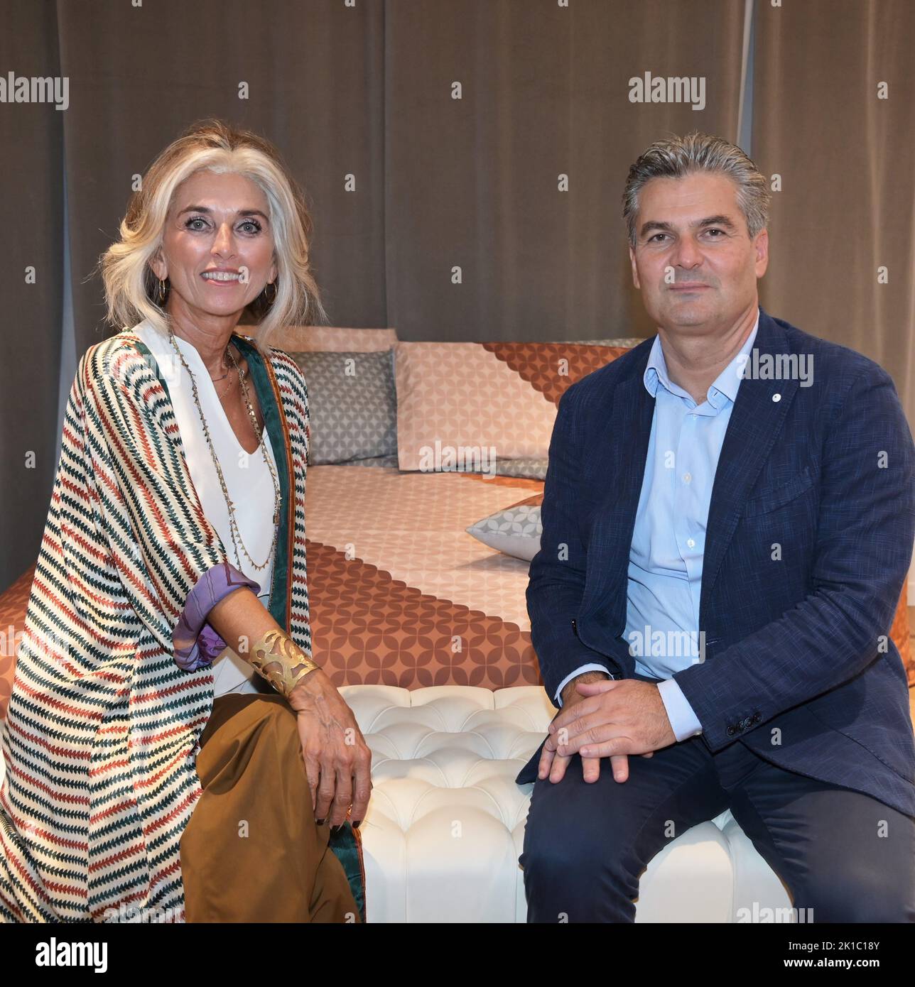 Mailand, Italien Paola Marella präsentiert die neue Kollektion des Metropolitan House, die von Cotonificio Zambaiti, einem führenden Unternehmen in der Produktion von Haushaltswäsche, produziert wurde. Im Bild: Paola Marella, Angelo Zamboni CEO Cotonificio Zambaiti Kredit: Unabhängige Fotoagentur Srl/Alamy Live News Stockfoto