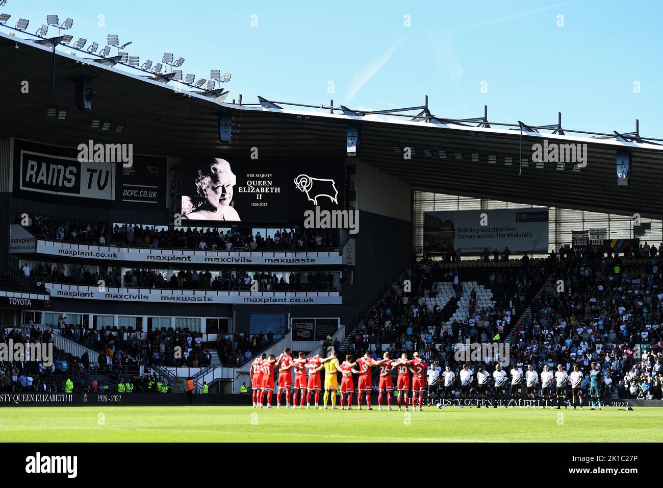 Minuten Stille in Bezug auf Ihre Majestät Königin Elizabeth II während des Sky Bet League 1-Spiels zwischen Derby County und Wycombe Wanderers am Samstag, 17.. September 2022 im Pride Park, Derby. Stockfoto