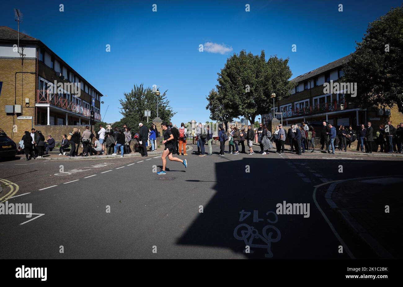 London, Großbritannien. 17. September 2022. Zwischen dem Beginn der Warteschlange im Southwark Park und der Westminster Hall stehen zahlreiche Menschen in einer langen Schlange, um Auf Wiedersehen am ausgestellten Sarg von Königin Elisabeth II. Zu sagen Die britische Königin Elizabeth II. Starb am 8. September 2022 im Alter von 96 Jahren. Der Sarg mit der Königin wird vier Tage lang im Palace of Westminster (Parlament) angelegt. Für den 19. September ist eine staatliche Zeremonie in Westminster Abbey mit rund 2000 Gästen und die Beerdigung im Windsor Castle bei London geplant. Quelle: Christian Charisius/dpa/Alamy Live News Stockfoto