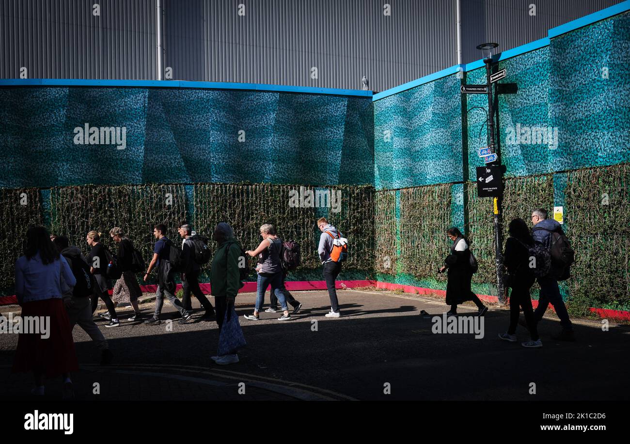 London, Großbritannien. 17. September 2022. Zwischen dem Beginn der Warteschlange im Southwark Park und der Westminster Hall stehen zahlreiche Menschen in einer langen Schlange, um Auf Wiedersehen am ausgestellten Sarg von Königin Elisabeth II. Zu sagen Die britische Königin Elizabeth II. Starb am 8. September 2022 im Alter von 96 Jahren. Der Sarg mit der Königin wird vier Tage lang im Palace of Westminster (Parlament) angelegt. Für den 19. September ist eine staatliche Zeremonie in Westminster Abbey mit rund 2000 Gästen und die Beerdigung im Windsor Castle bei London geplant. Quelle: Christian Charisius/dpa/Alamy Live News Stockfoto