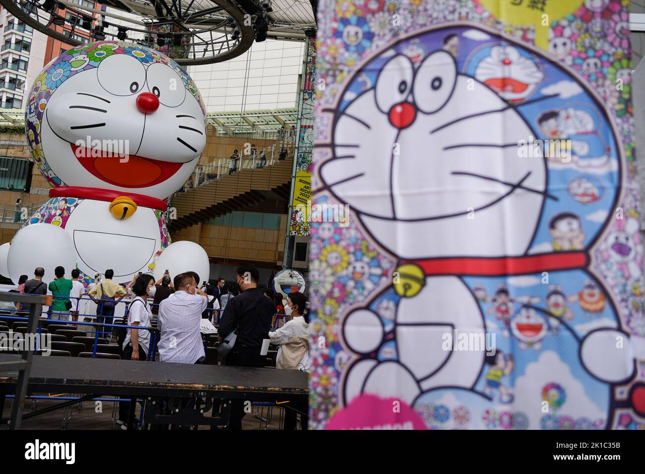 Tokio, Japan. 17. September 2022. Am ersten Tag der Roppongi Art Night am 17. September 2022 in Tokio, Japan, ist eine 10 Meter hohe Doraemon-Balloninstallation des zeitgenössischen japanischen Künstlers Takashi Murakami zu sehen. Quelle: AFLO/Alamy Live News Stockfoto