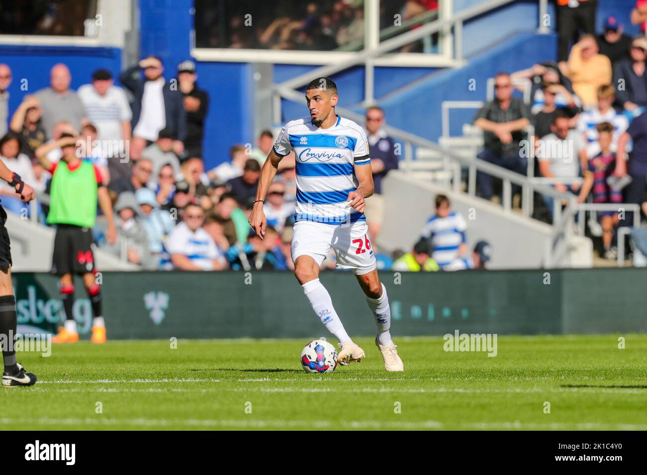 London, Großbritannien. 17. September 2022. QPRs Leon Balogun auf dem Ball während des Sky Bet Championship-Spiels zwischen Queens Park Rangers und Stoke City im Loftus Road Stadium, London am Samstag, 17.. September 2022. (Kredit: Ian Randall | MI News) Kredit: MI News & Sport /Alamy Live News Stockfoto