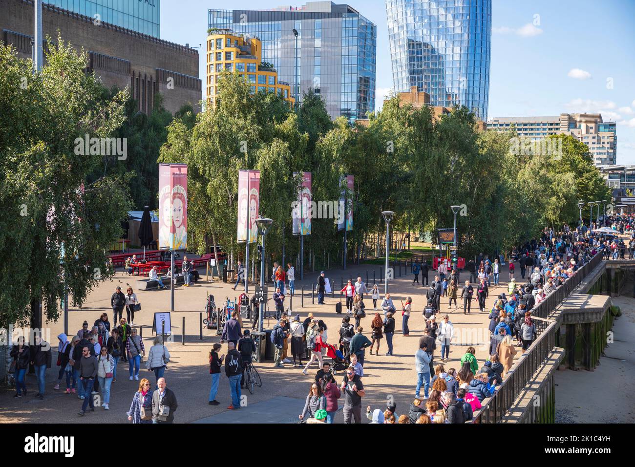 London, Großbritannien. 17.. September 2022. Mitglieder der Öffentlichkeit, die sich vor der Tate Modern anstellen, um an dem Liegenzustand von Königin Elizabeth II. Teilzunehmen Quelle: Stuart Robertson/Alamy Live News. Stockfoto London, Großbritannien. 17.. September 2022. Mitglieder der Öffentlichkeit, die sich vor der Tate Modern anstellen, um an dem Liegenzustand von Königin Elizabeth II. Teilzunehmen Quelle: Stuart Robertson/Alamy Live News. Stockfoto