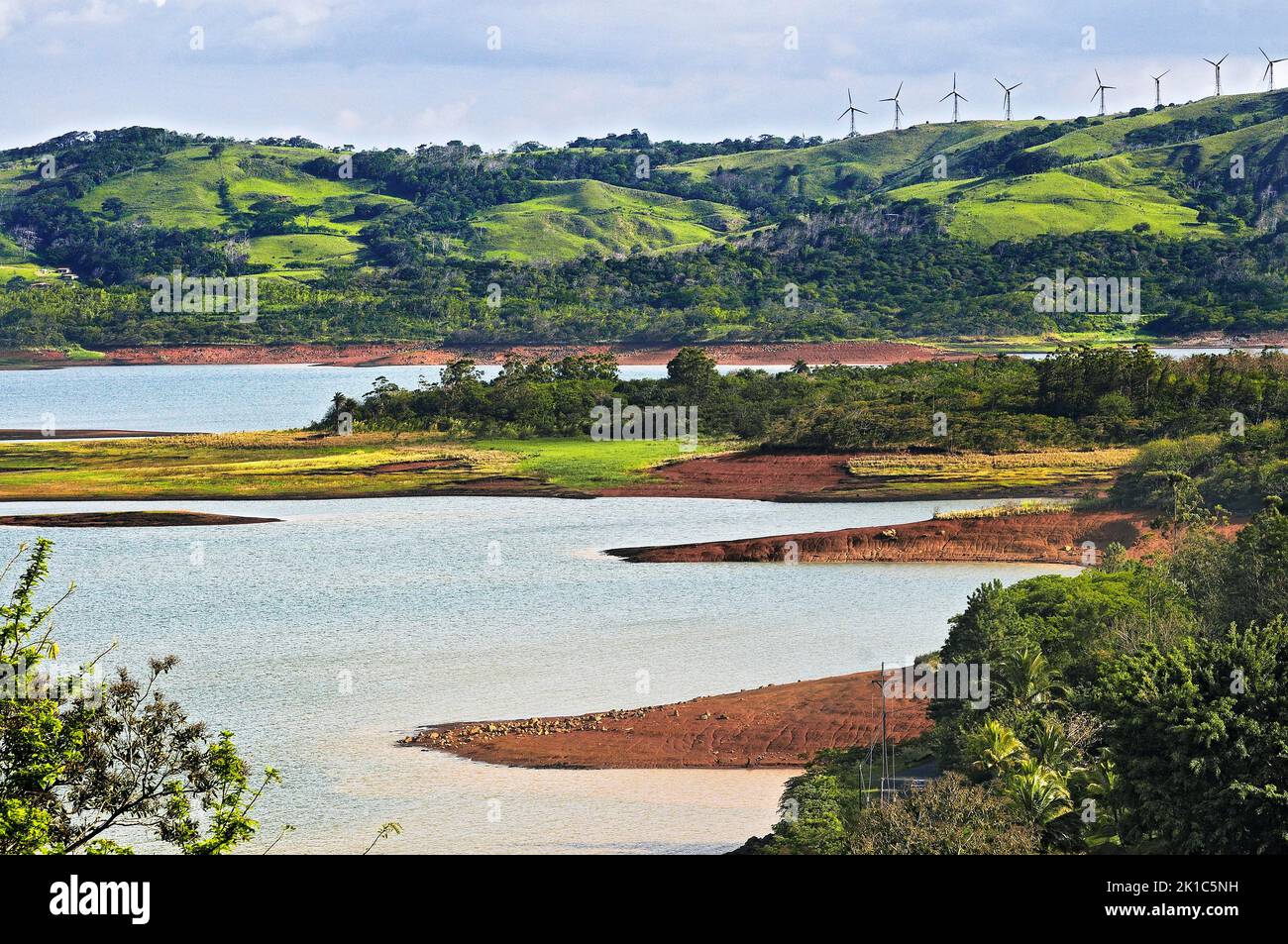 Westufer des Arenalsees mit Windturbinen, Provinz Alajuela, Costa Rica, Mittelamerika Stockfoto