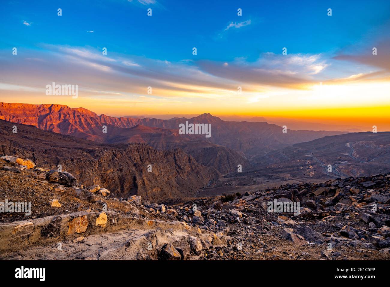 Eine Aufnahme des Sonnenuntergangs von Ras Al Khaima. Dieser wurde im Jebel Hafeet gedreht. Stockfoto