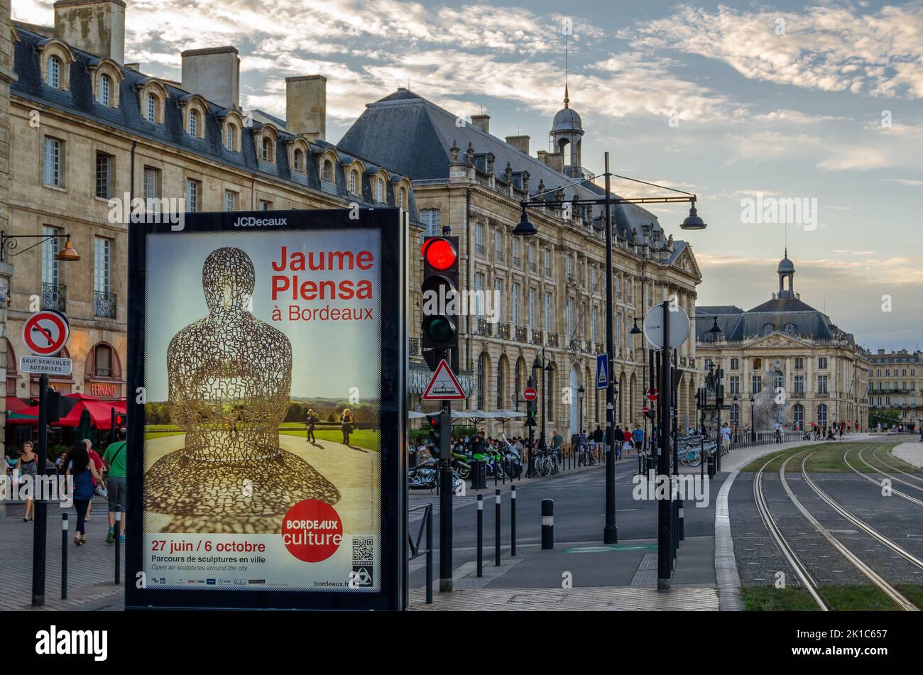 BORDEAUX, FRANKREICH - 16. AUGUST 2013: Stadtbild in Bordeaux, Frankreich; im Vordergrund ein Plakat, das die temporäre Ausstellung verschiedener Stadtlandschaften ankündigt Stockfoto