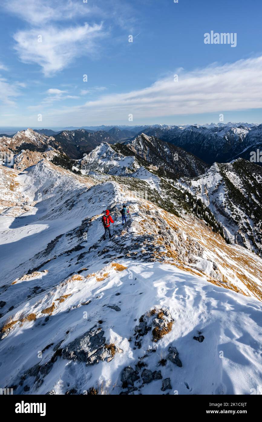 Zwei Bergsteiger auf dem schmalen felsigen Schneegrat der Ammergauer Hochplatte, Blick Richtung Loesertaljoch, Blick auf das Bergpanorama, Wanderung zum Stockfoto