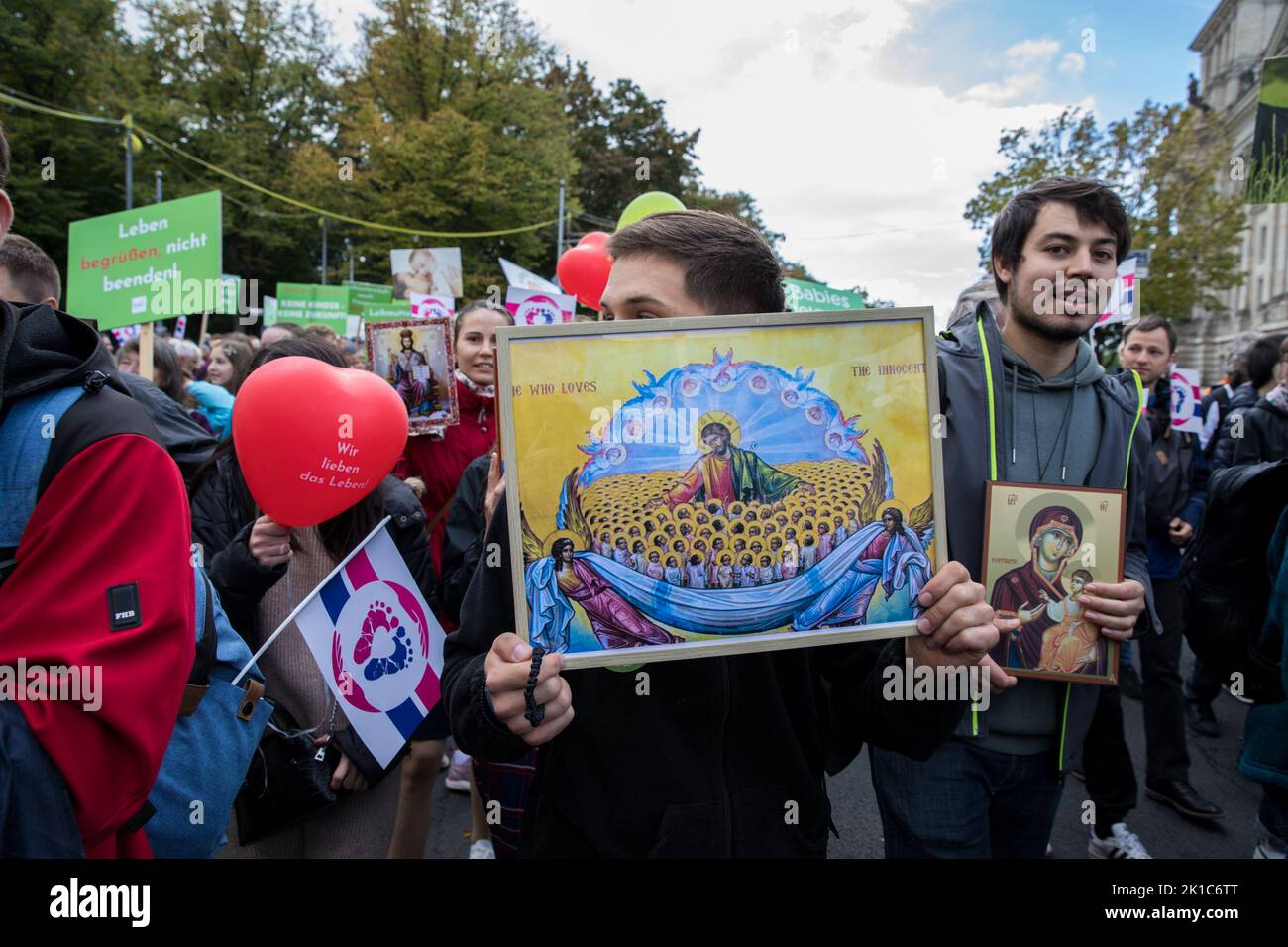 Berlin, Deutschland. 17. September 2022. Am 17. September 2022 versammelten sich Menschen in Berlin zur Anti-Abtreibungsdemonstration. Es gab einige Gegendemonstrationen gegen die Demonstranten der Pro-Life-Bewegung. Die Bewegung hat seit 2002 zahlreiche Demonstrationen in Berlin und seit 2008 jährlich durchgeführt. Ein bedeutender Unterstützer der Demonstration ist unter anderem die katholische Kirche. Zahlreiche Päpste haben bereits in den Jahren zuvor Grußworte an die Teilnehmer gerichtet. Die zentrale These ist, dass menschliches Leben und Menschenwürde mit der Empfängnis beginnen. In diesem Sinne tötet Abtreibung den ungeborenen an Stockfoto