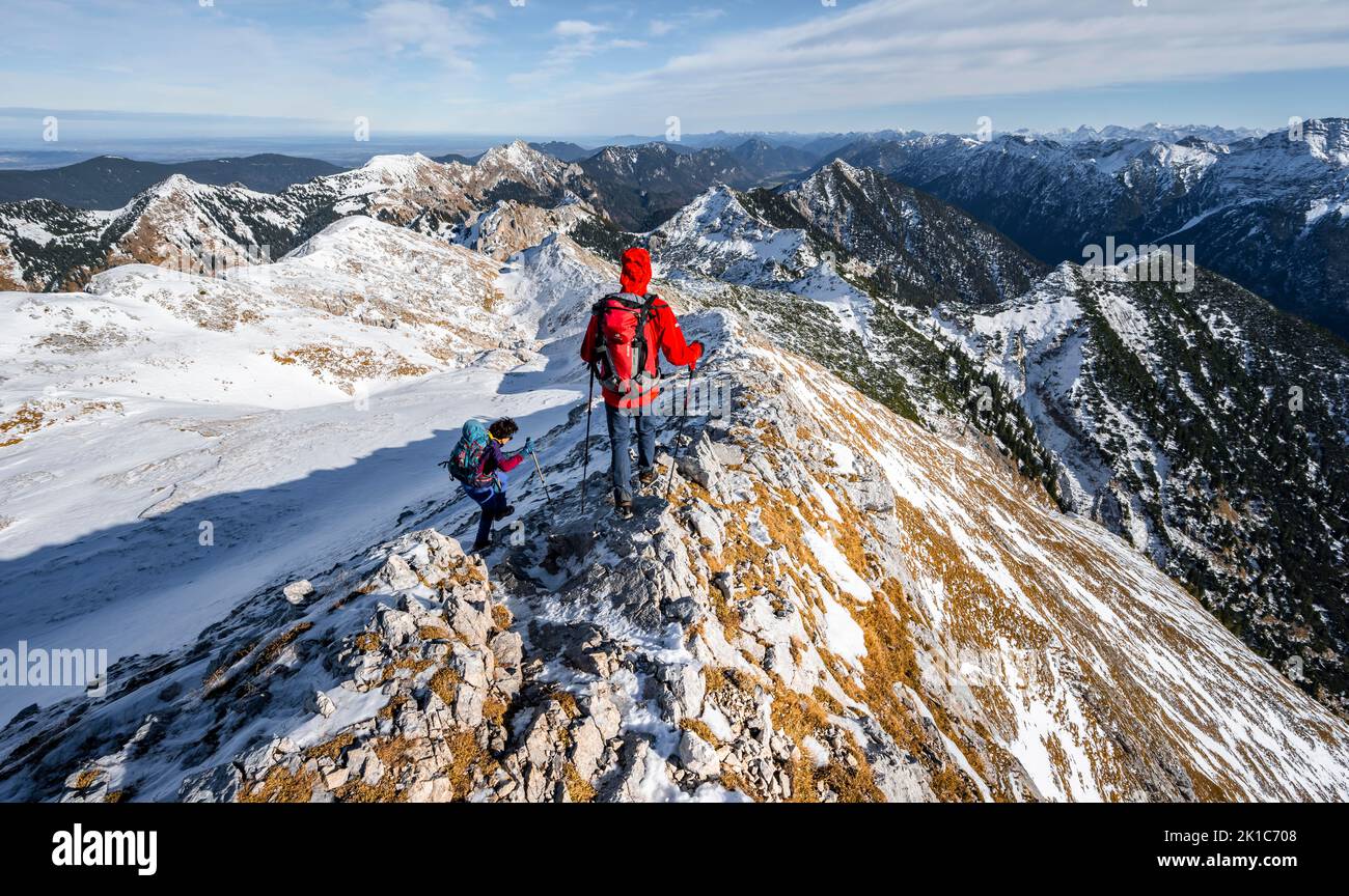 Zwei Bergsteiger auf dem schmalen felsigen Schneegrat der Ammergauer Hochplatte, Blick Richtung Loesertaljoch, Blick auf das Bergpanorama, Wanderung zum Stockfoto