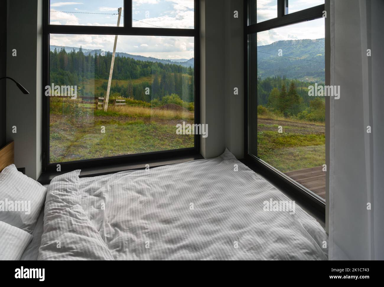 Großes Bett mit Panoramablick auf die Karpaten in der Ukraine mit Kopierplatz Stockfoto
