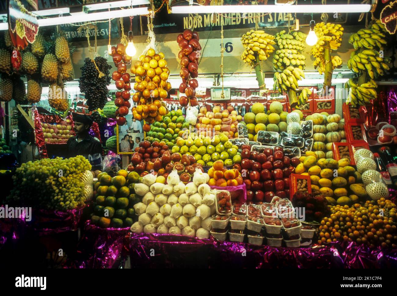 Obstladen auf dem City Market in Bengaluru Bangalore, Karnataka, Südindien, Indien, Asien Stockfoto