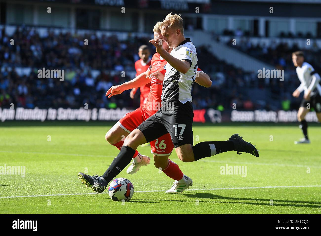 Louie Sibley von Derby County kämpft mit Jason McCarthy von Wycombe Wanderers während des Sky Bet League 1-Spiels zwischen Derby County und Wycombe Wanderers am Samstag, 17.. September 2022 im Pride Park, Derby. Stockfoto