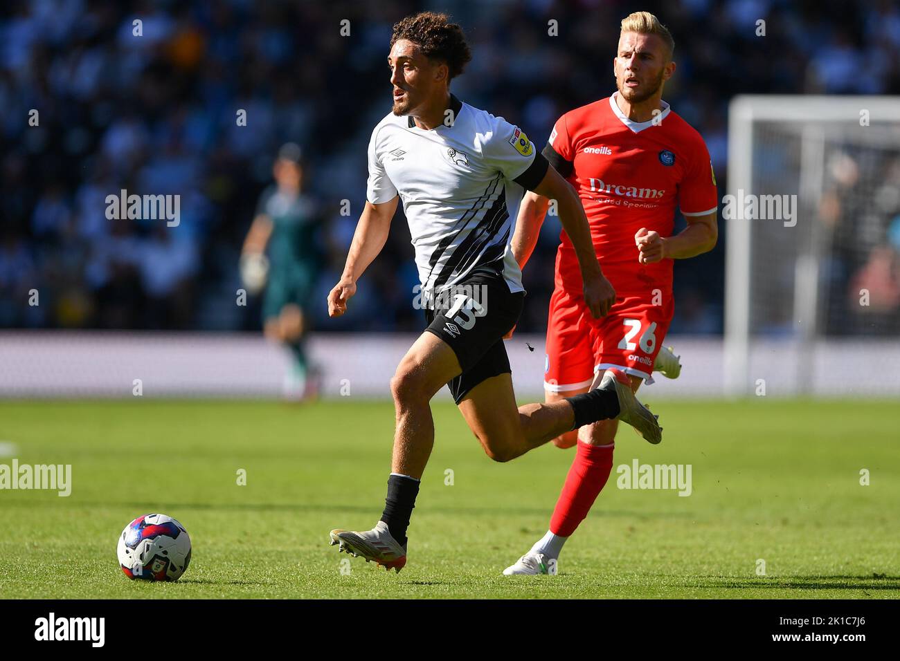 Haydon Roberts von Derby County läuft unter dem Druck von Jason McCarthy von Wycombe Wanderers während des Sky Bet League 1-Spiels zwischen Derby County und Wycombe Wanderers am Samstag, dem 17.. September 2022 im Pride Park, Derby. Stockfoto