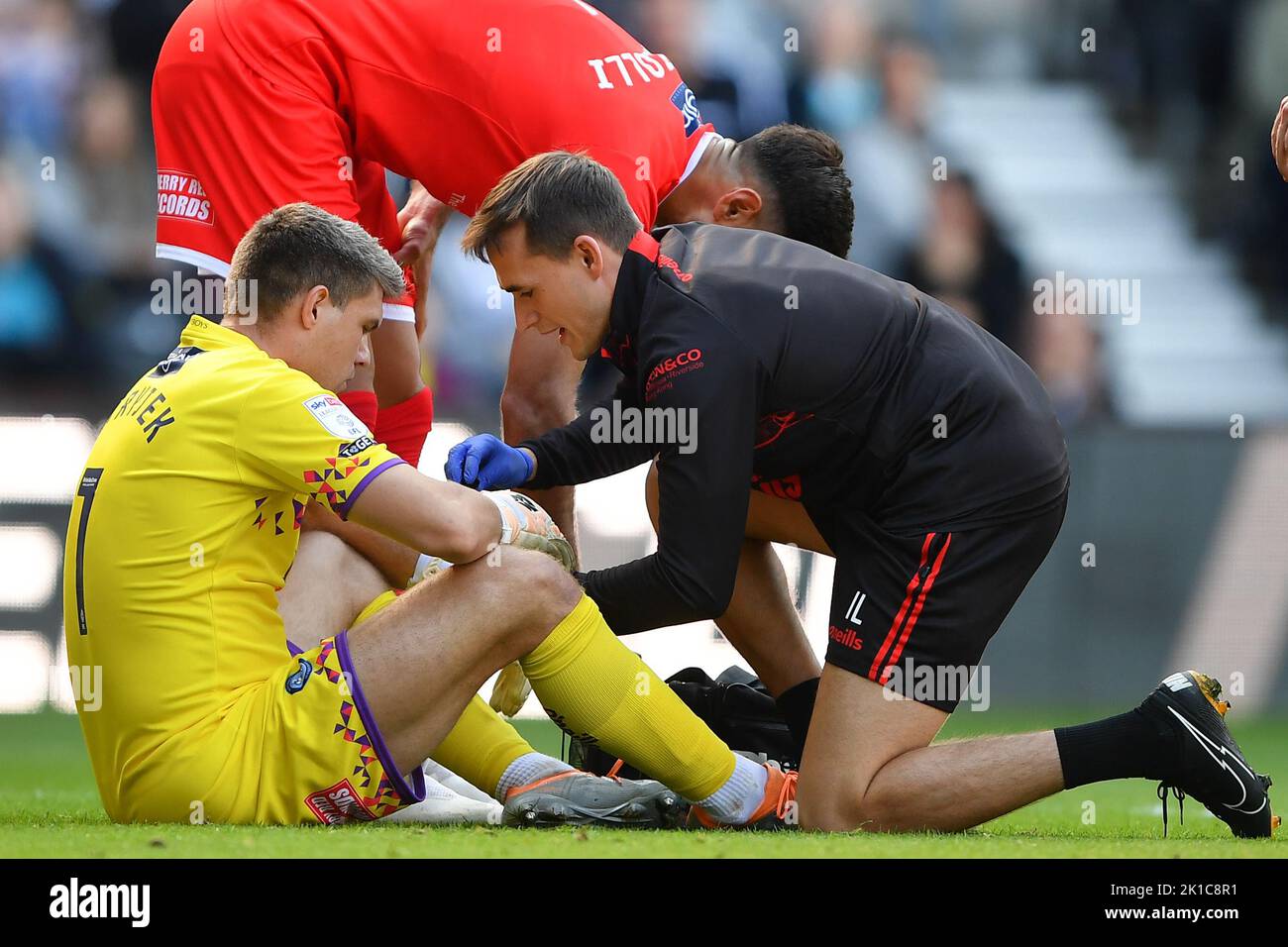 Maksymilian Stryjek von Wycombe Wanderers erhält am Samstag, dem 17.. September 2022, während des Sky Bet League 1-Matches zwischen Derby County und Wycombe Wanderers im Pride Park, Derby, ärztliche Hilfe. Stockfoto