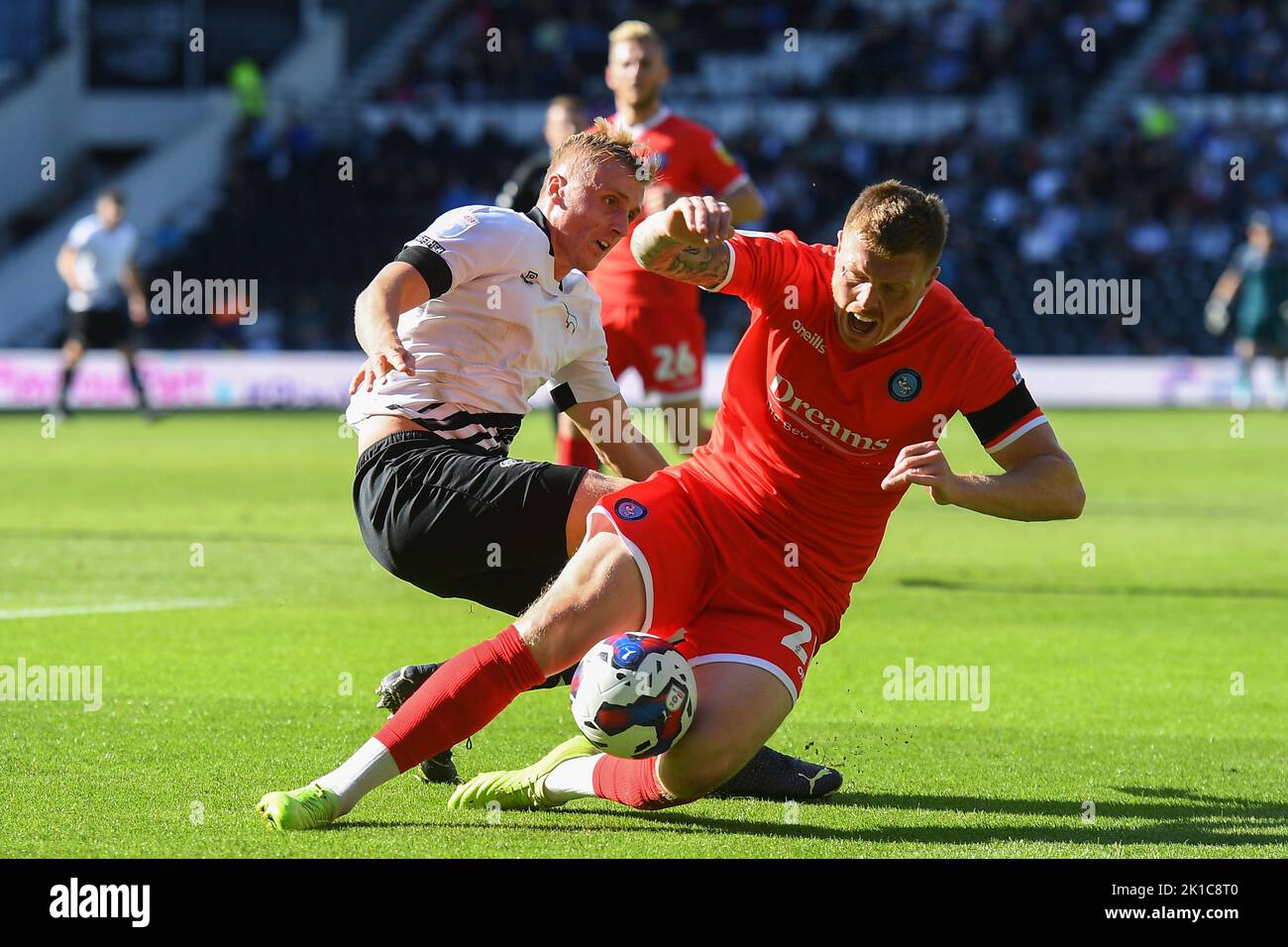 Louie Sibley von Derby County kämpft mit Alfie Mawson von Wycombe Wanderers während des Sky Bet League 1-Spiels zwischen Derby County und Wycombe Wanderers am Samstag, 17.. September 2022 im Pride Park, Derby. Stockfoto