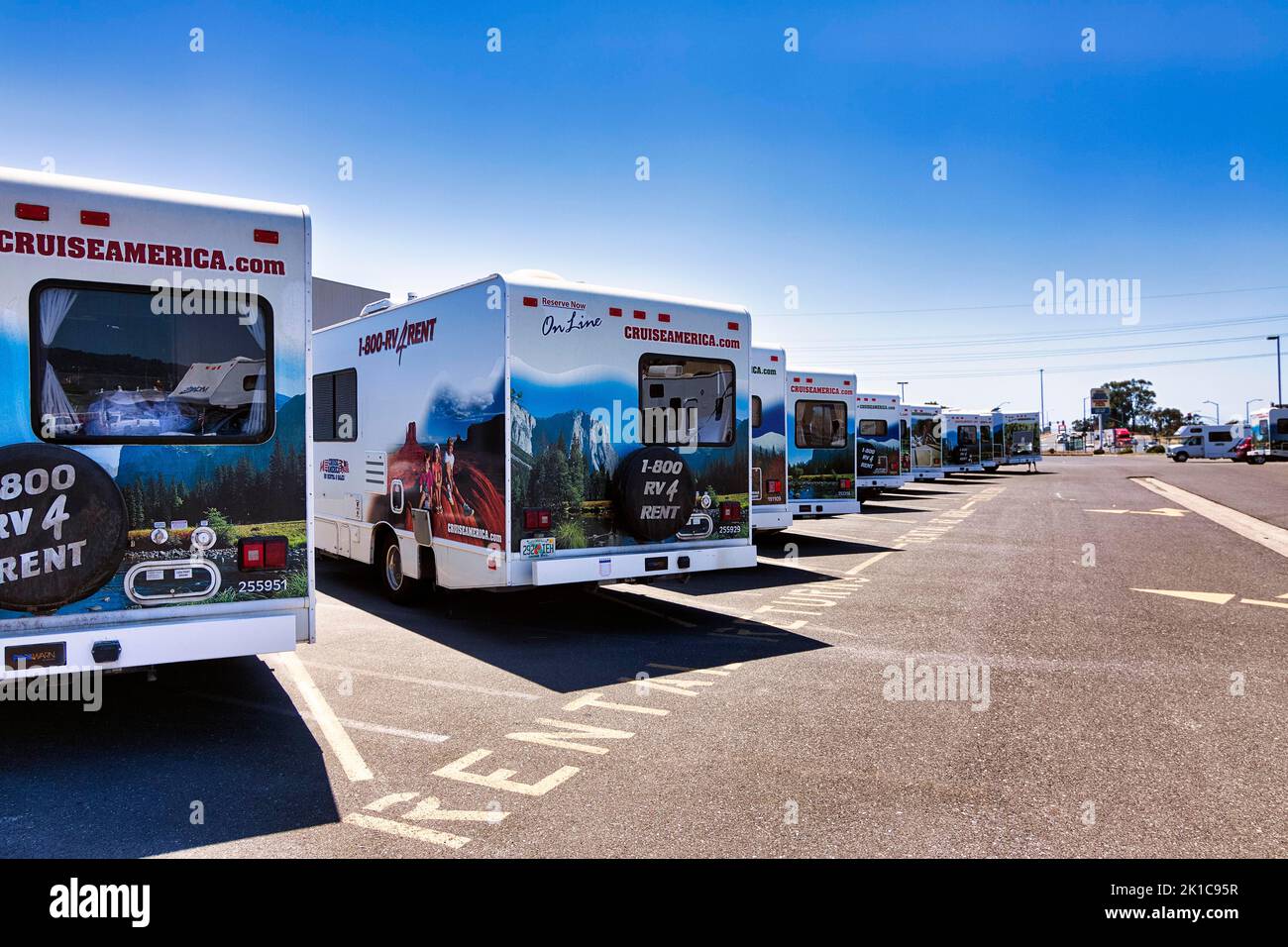 Viele Wohnmobile mit Firmenlogo können nebeneinander auf einem Firmenparkplatz in Oakland, USA, gemietet werden Stockfoto