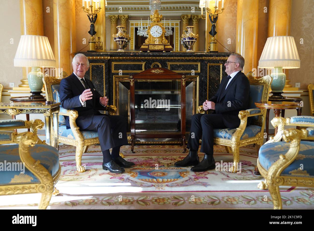König Charles III. Sitzt mit dem australischen Premierminister Anthony