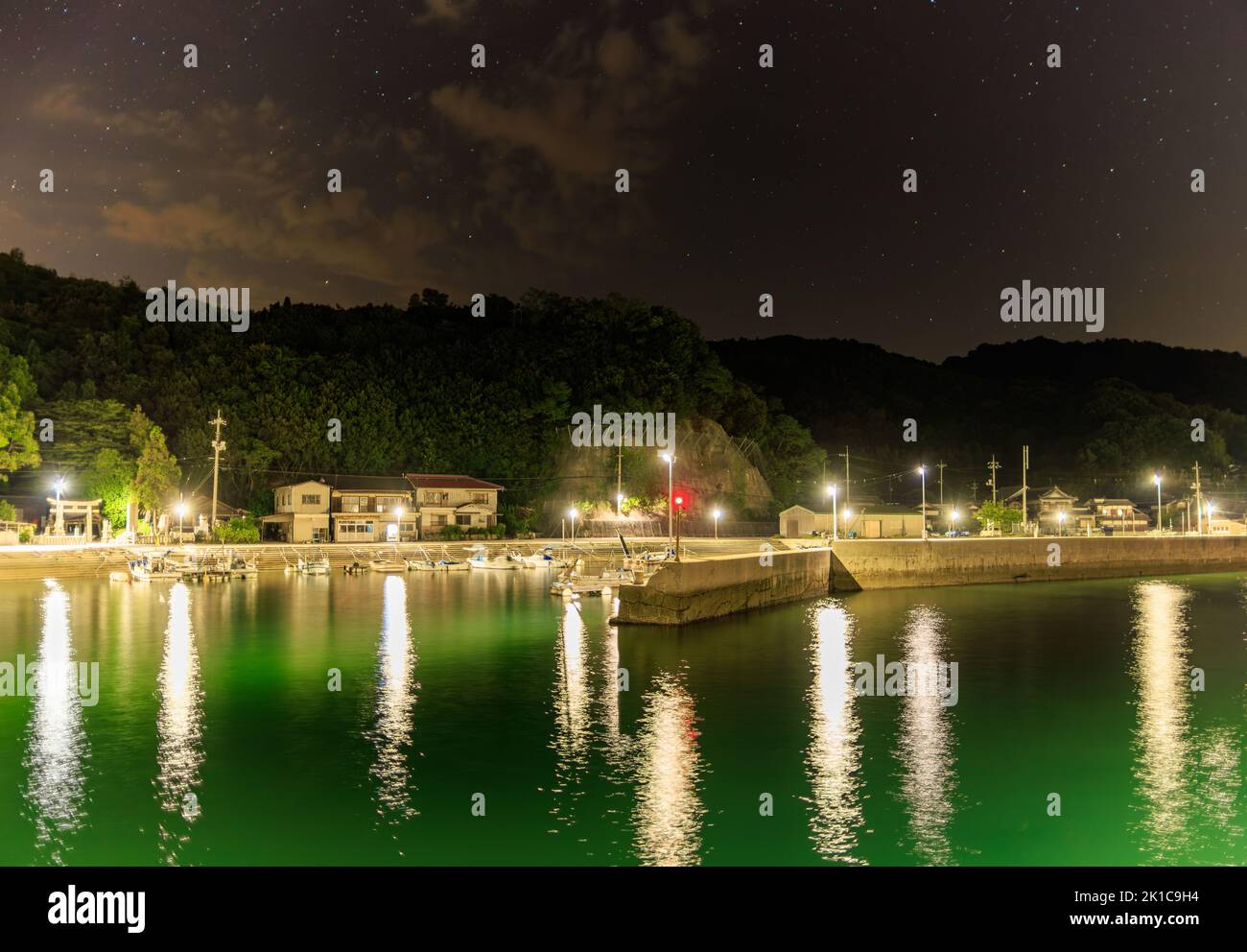 Ruhiger Hafen in einem kleinen Küstendorf unter Sternenhimmel Stockfoto