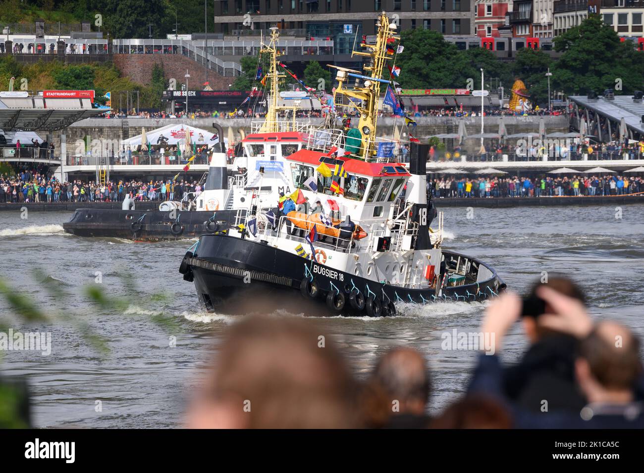 Hamburg, Deutschland. 17. September 2022. Zuschauer beobachten, wie mehrere Schlepper das traditionelle Schlepper-Ballett auf der Elbe vor den Landungsbrücken vorführen. Vier Schlepper, manövrierfähige Boote mit bis zu 3.000 PS, haben sozusagen zu klassischer Musik auf dem Wasser getanzt, denn das, was die Stadt sagt, ist ein weltweit einzigartiges Spektakel. Quelle: Jonas Walzberg/dpa/Alamy Live News Stockfoto